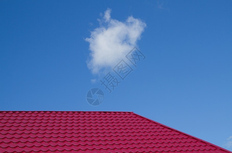 康克斯外部的蓝天背景红瓷砖屋顶云图片