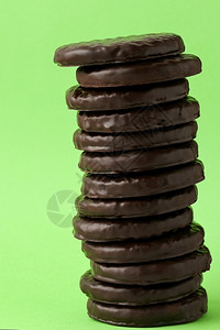 甜的美味浅绿色背景上高架巧克力曲奇饼的淡绿色背景桩图片