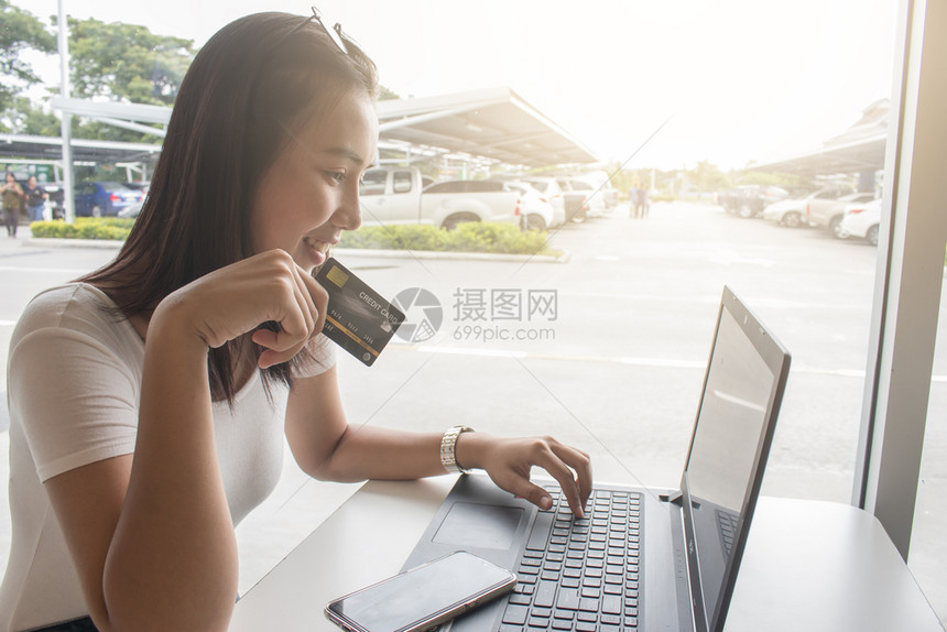 女人在线使用信卡购物图片