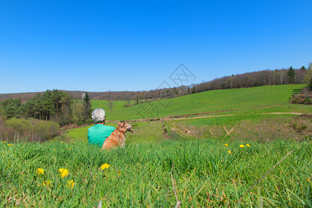 动物男人和狗坐在法国风景中阳光马塞雷图片