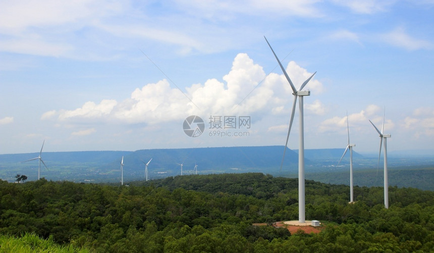 具有美丽天空背景的可再生能源风力车轮机塔白色的图片