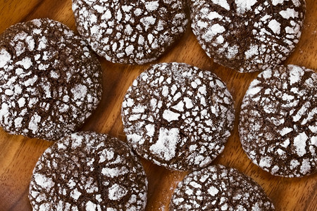 巧克力皱纹饼干传统的美国圣诞饼干在自然光的木盘上拍摄圣诞节照甜的图片
