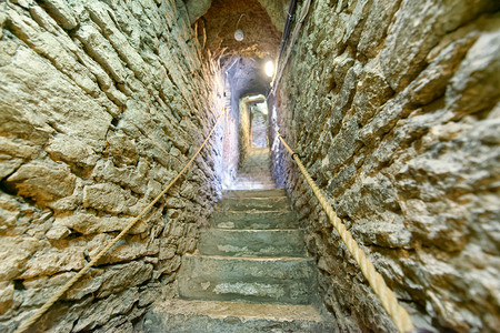 中世纪大楼内岩层的陡峭梯子中世纪大楼内岩层的石阶梯子城市的窗户图片