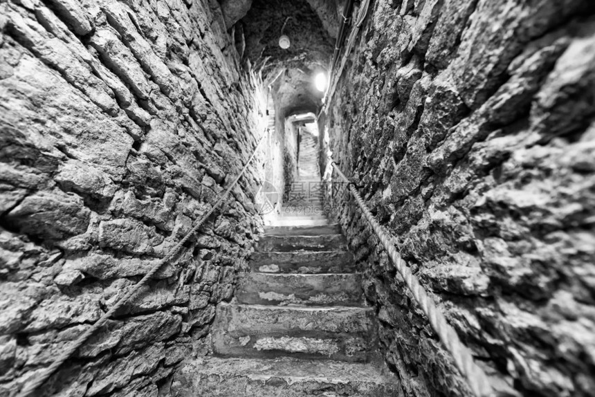 中世纪大楼内岩层的陡峭梯子中世纪大楼内岩层的石阶梯子楼梯狭窄的图片