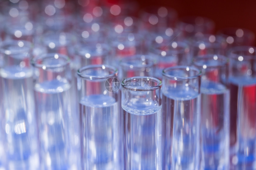 测试玻璃管装满机架上液体用于科学研究实验室的玻璃试管红色生物学图片