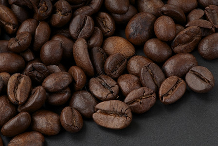 黑色咖啡豆圆环烤熟的咖啡豆背景