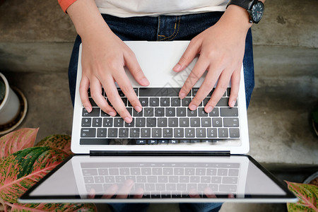 泰国学习使用膝上型计算机人和技术生活方式最高视线的人手键盘图片