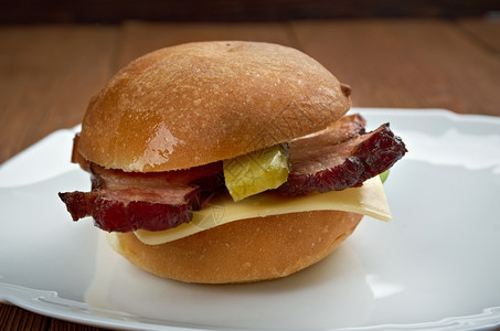 美国三明治加培根奶酪和黄瓜营养午餐胖的图片