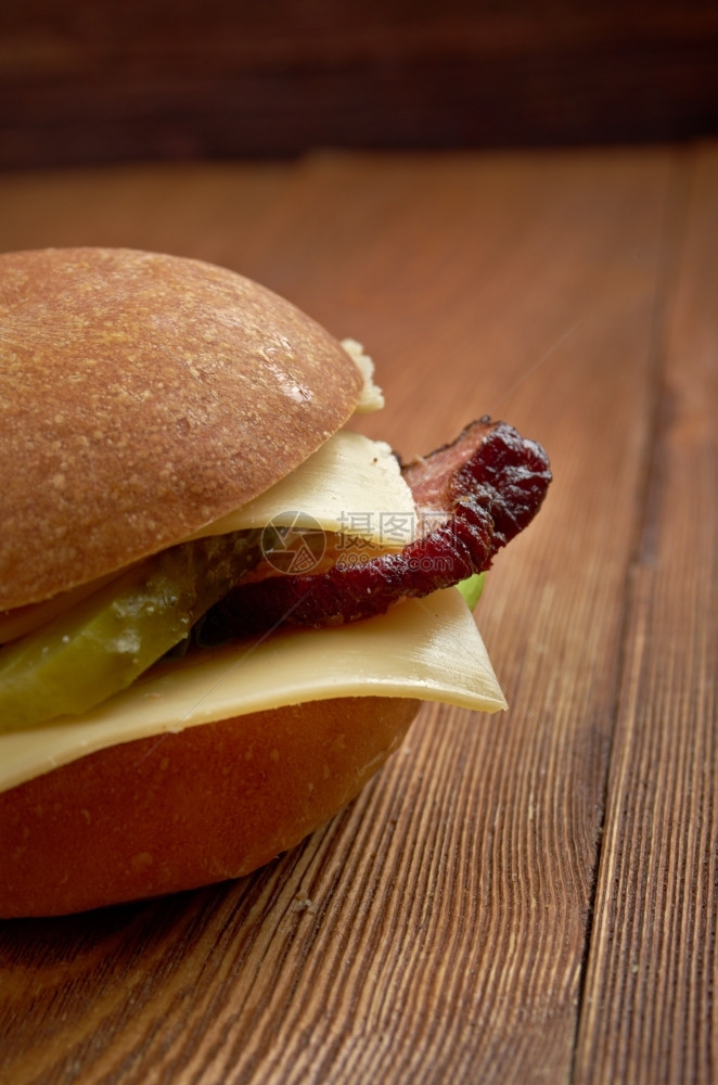 可口美国三明治加培根奶酪和黄瓜芝士汉堡莴苣图片