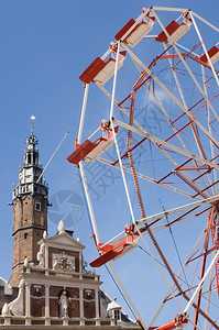 市钟片面的景色看在背中带有古老历史建筑的发风车轮尖峰图片