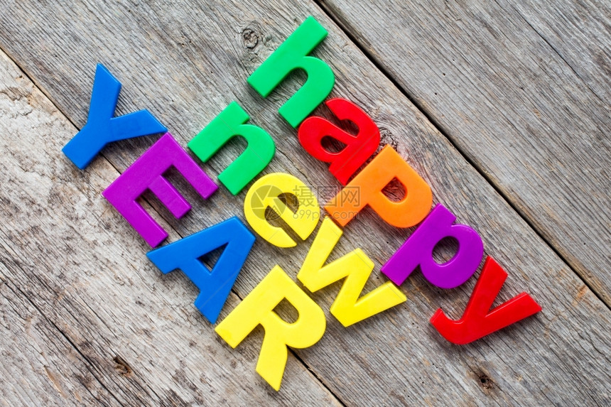 季节书面颜色新年快乐写成多彩的塑料字母图片