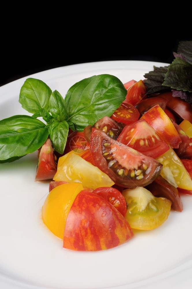不同的种类番茄片盘上有低卡路里吃图片