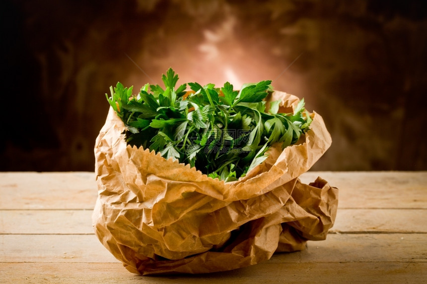 绿色烹饪饮食木制桌上纸袋里新鲜的奥斯利图片