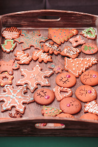 涂层圣诞节饼干装饰木板上有霜制造图片