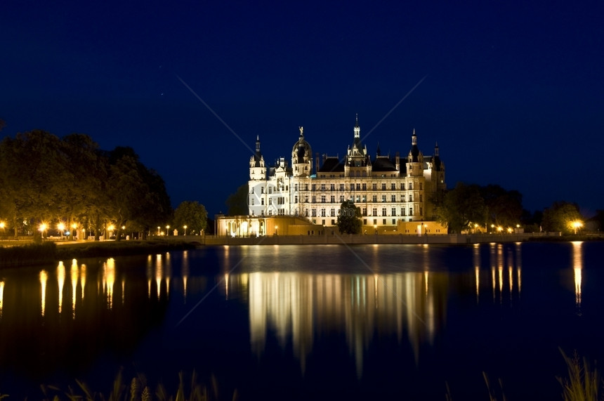 盛大黑暗的在施韦林宫殿里有夜间照亮的化石德国图片