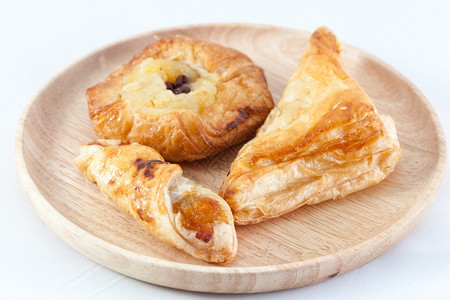 杏仁食物面包早餐用木板盘包成面是甜的图片