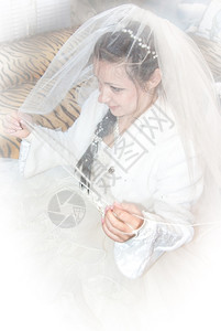 发型快乐的天穿着婚纱新娘的肖像图片