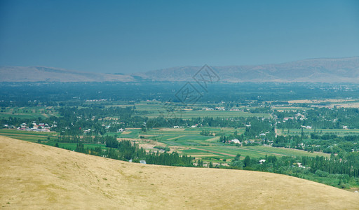 吉尔斯坦贾拉勒阿巴德地区中亚路景观绿色高清图片
