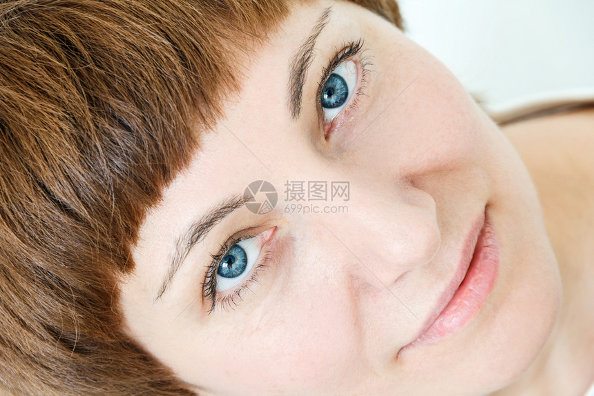 蓝色的短棕头发和蓝眼睛的快乐女人肖像发型孩图片