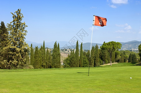 自然在意大利托斯卡尼一个豪华高尔夫球场第九洞的红绿有修补户外夏天图片