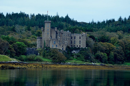 反射小岛斯凯邓维根城堡的叶子开始变了氏族图片