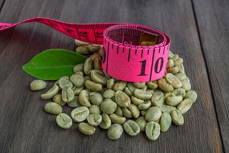 绿色咖啡豆和卷尺图片
