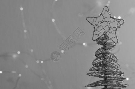 圣诞树用铁丝做成的一棵圣诞树有非焦点光背景黑白图象线圈色的冬天图片