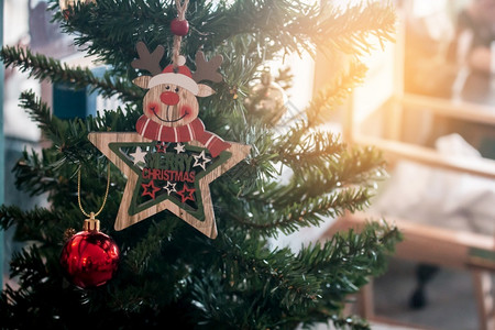 圣诞树上装饰闪亮的挂件图片