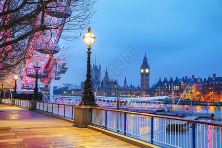 英国伦敦与时钟塔的概览清晨一早城市的旅行概述图片