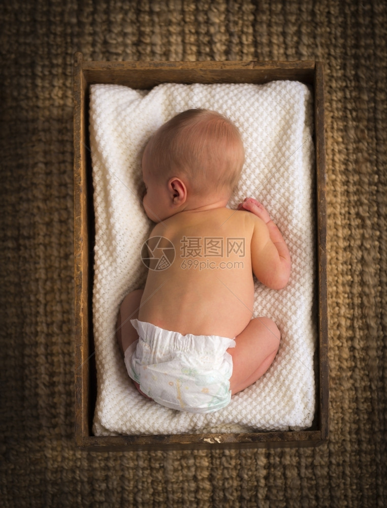 新生婴儿睡在用白布装有的旧木箱内人类制的睡觉图片