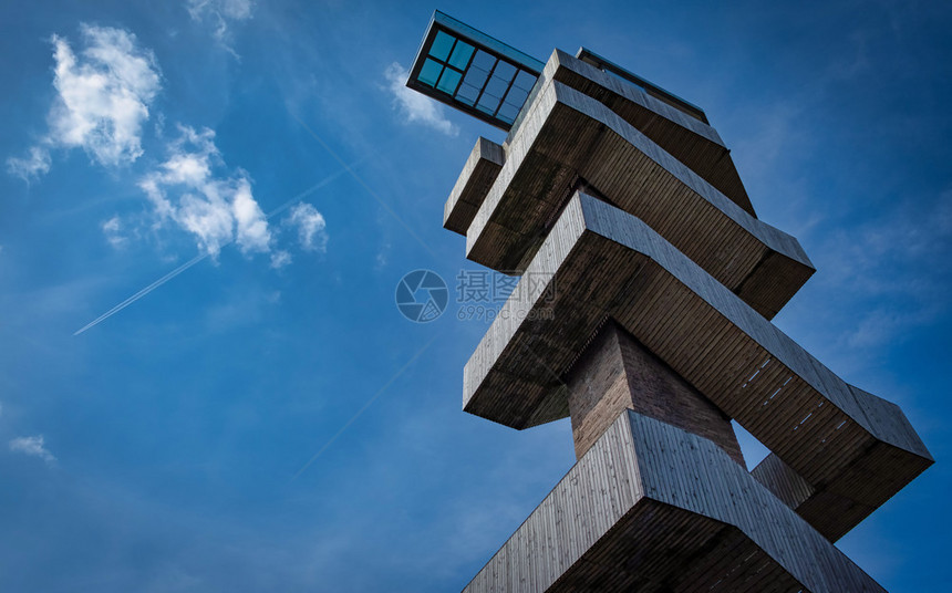 岗楼城市景观中心夏季在荷兰Vaals三个边境点的蓝色天空望塔观察平台上监视仪位于荷兰Vaals图片