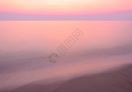 紫色的海滩上美丽粉色日出旅行黎明图片