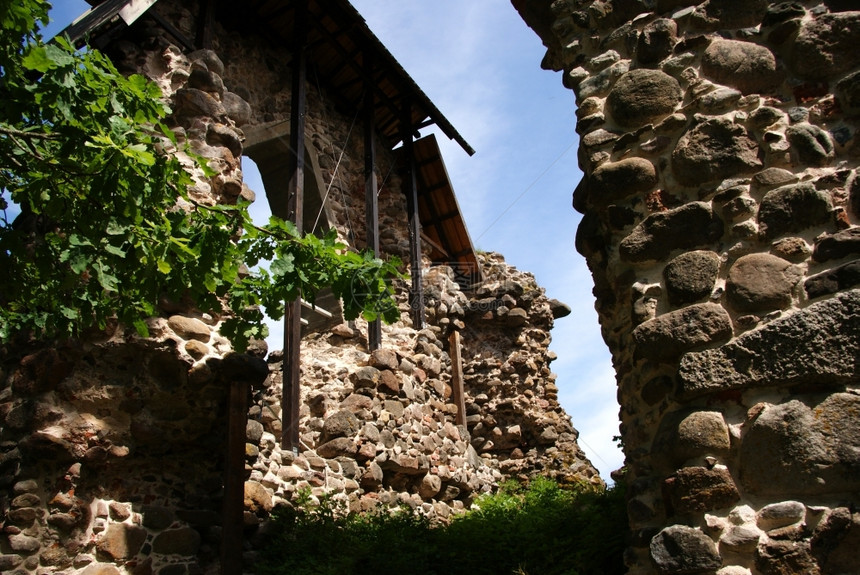 考古学建筑塔13世纪城堡的KarksiNuia鲁因斯图片