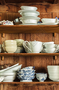 架子厨房储藏室的木制陶器盘子水平的图片
