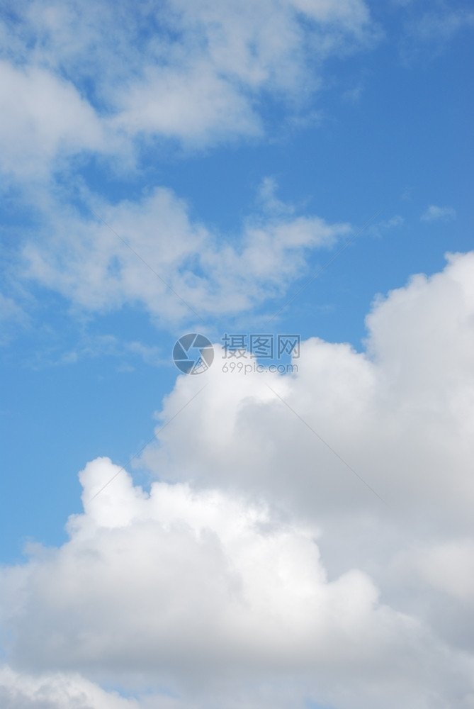 蓝色天空上美丽的白积雪云景观空气天堂图片