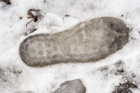 58皮卡冬季寒雪中的脚印oopicapi冬天图片