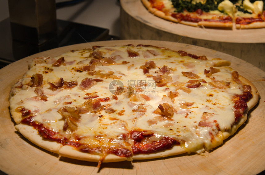 平底锅传统的起司木头上培根奶酪比萨图片