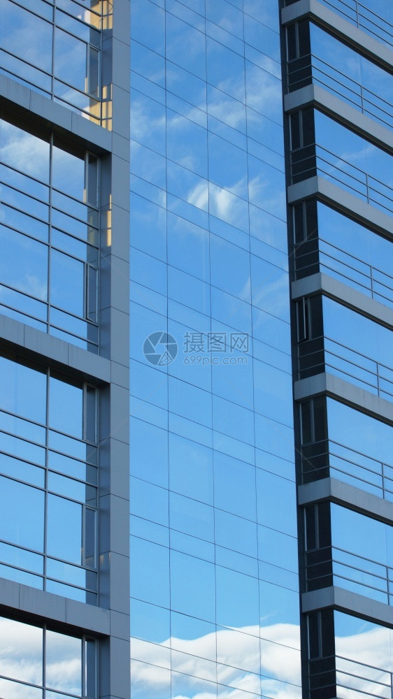 玻璃窗靠近反映现代建筑蓝色天的玻璃窗前方其背景摘要严肃的寒冷质地图片