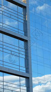 城市景观玻璃窗靠近反映现代建筑蓝色天的玻璃窗前方其背景摘要反射一种图片