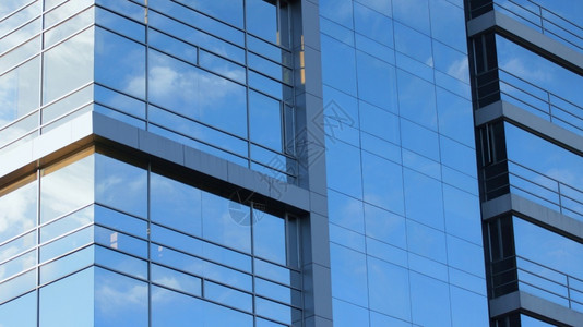 反光的玻璃窗靠近反映现代建筑蓝色天的玻璃窗前方其背景摘要线条方法图片