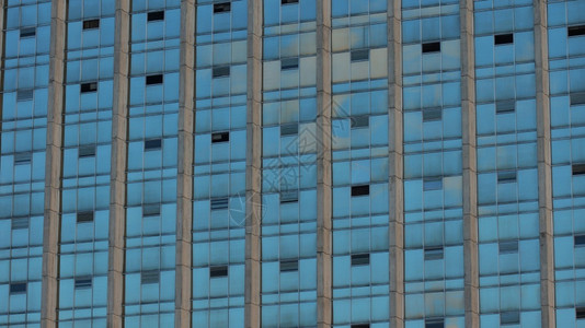 外部的玻璃窗靠近反映现代建筑蓝色天的玻璃窗前方其背景摘要法商业图片