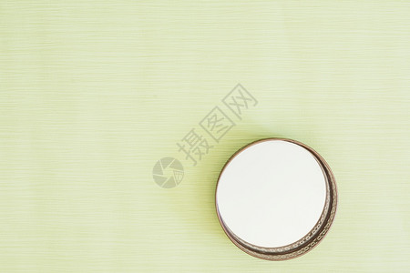 时髦圆玻璃镜面薄膜绿色背景单身的优雅背景图片