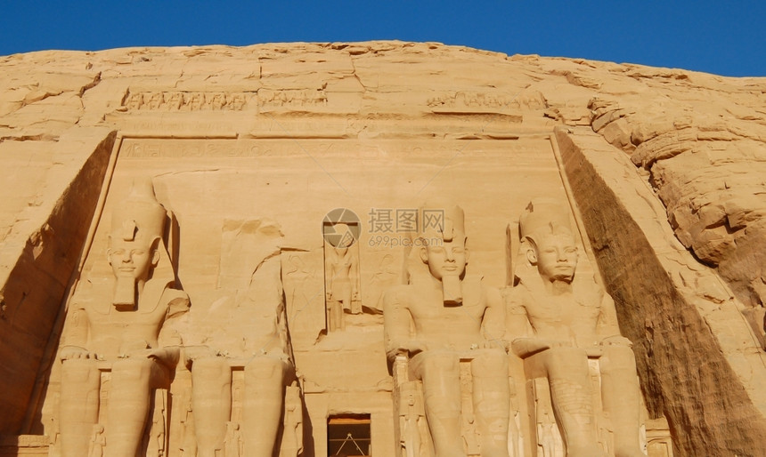 旅行蓝色的埃及AbuSimbel寺庙外的RamessesII四座大雕像辛贝尔图片