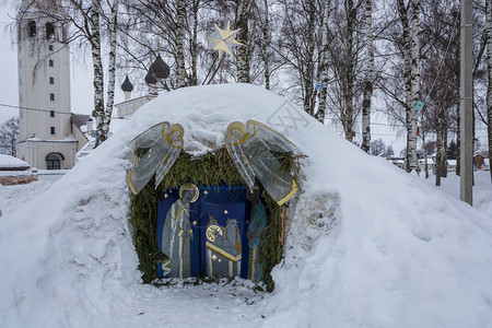 在俄罗斯亚拉夫地区Vyatka村庆祝圣诞节时被雪覆盖的基督马术师村庄槽旅行图片