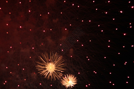 大饼庆祝活动彩色的烟花点亮夜空庆典祝贺爆炸设计图片