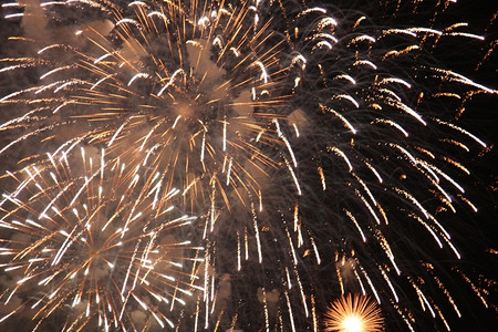 大饼天空庆祝活动彩色的烟花点亮夜空爆炸祝贺设计图片