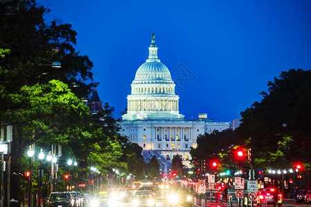 正面国会大厦街日落时位于华盛顿特区的美国会大楼华盛顿图片