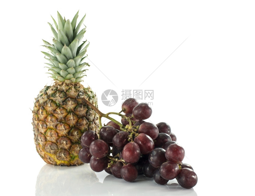 甜的多汁梅洛白上孤立菠萝和红葡萄图片