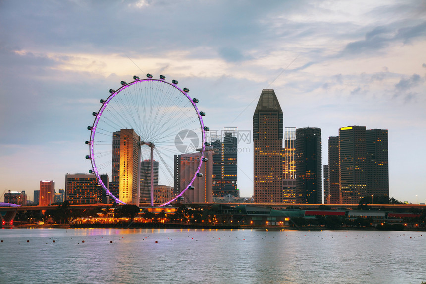 夜里从玛丽娜湾看到新加坡下城金融的市中心水图片