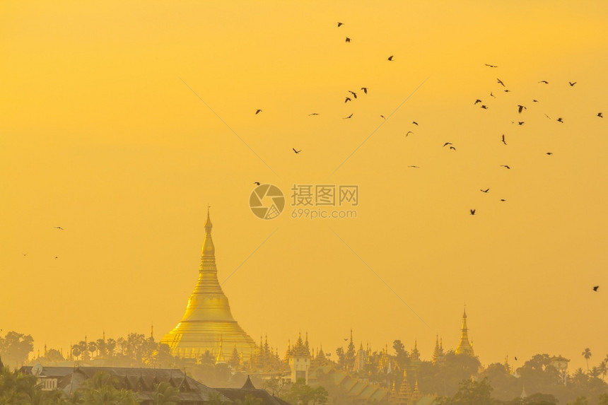 优质的教科文组织日落时缅甸仰光金塔大图片